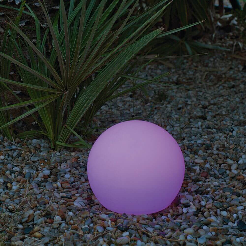 Die Außen-Kugelleuchte Buly Ø 40cm in lila, perfekt für Gärten und Pools, aus langlebigem Polyethylen.