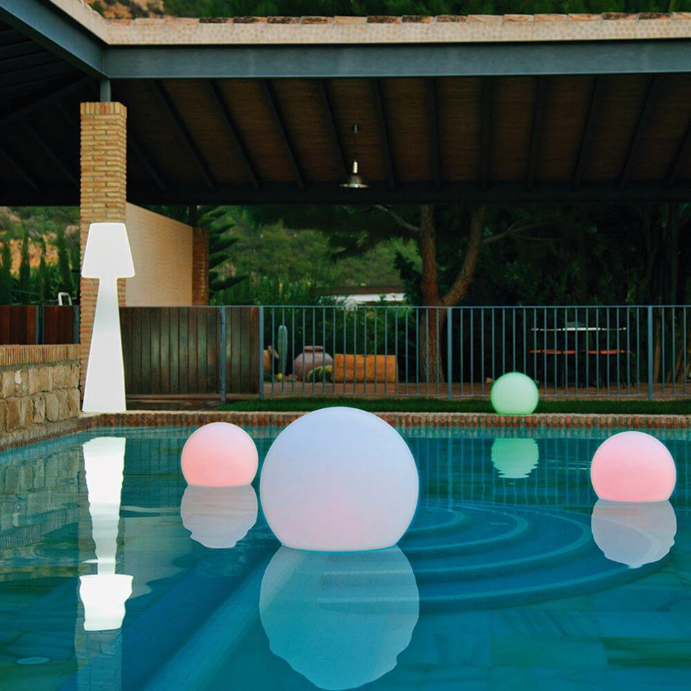 Außen-Kugelleuchte Buly Ø 40cm in verschiedenen Farben im Pool, sorgt für ein außergewöhnliches Lichterlebnis.
