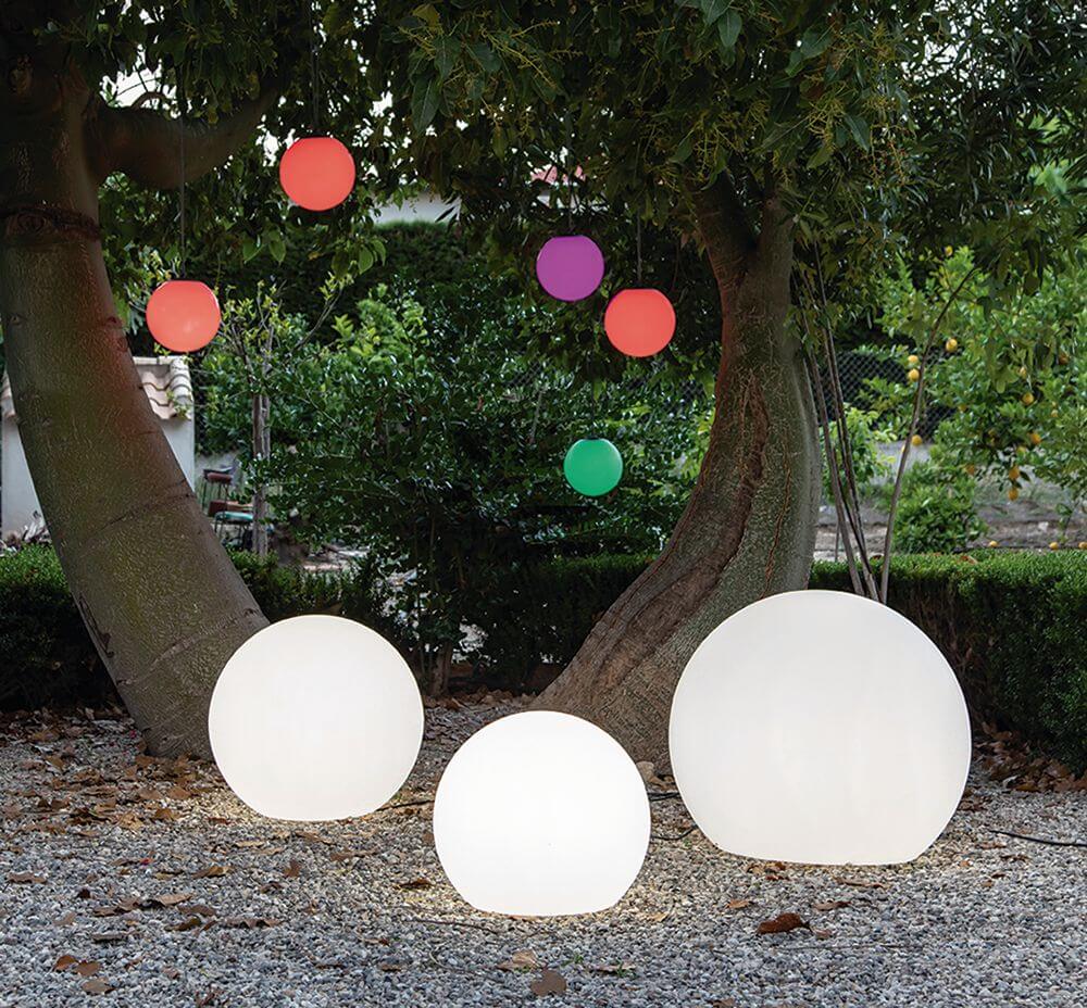 Außen-Kugelleuchte Buly Ø 40cm in einem Garten, leuchtend und stilvoll unter einem Baum.