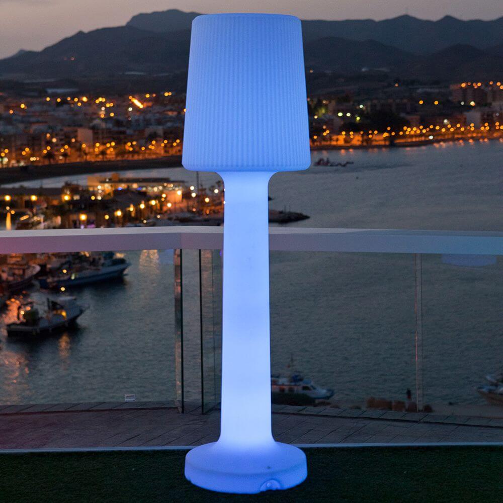Außen-Stehleuchte Carmen in stilvollem Design mit LED-Beleuchtung vor nächtlicher Küstenansicht.