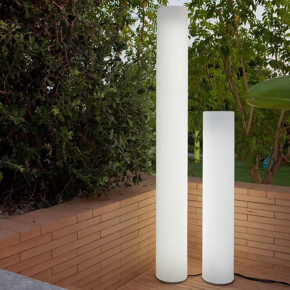 Außen-Stehleuchte Fity Big und Small in modernem Garten-Ambiente, perfekte Beleuchtung für den Außenbereich.