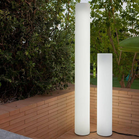 Outdoor floor lamp Fity Big in two sizes on an outdoor terrace, stylish lighting.