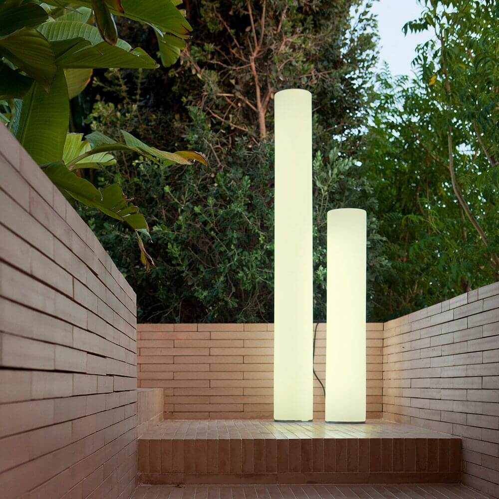 Außen-Stehleuchte Fity Mini, moderne Säulenleuchte im Garten, elegantes Design mit sicherem Stand.