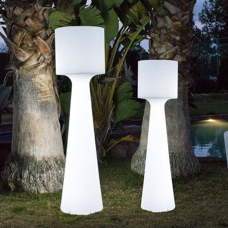 Außen-Stehleuchte Grace 170cm, moderne geometrische Formen, atmosphärische Beleuchtung im Außenbereich.