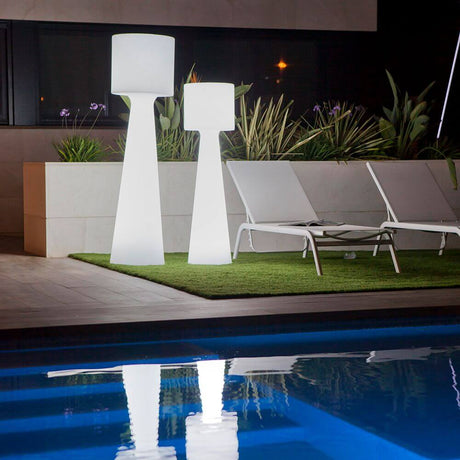 LED-buiten vloerlamp Grace 170cm met accu en afstandsbediening in een moderne buitenruimte 's nachts.