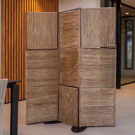 Biombo Milos Stellwand aus Jute als moderner und rustikaler Raumteiler in einem eleganten Raum.