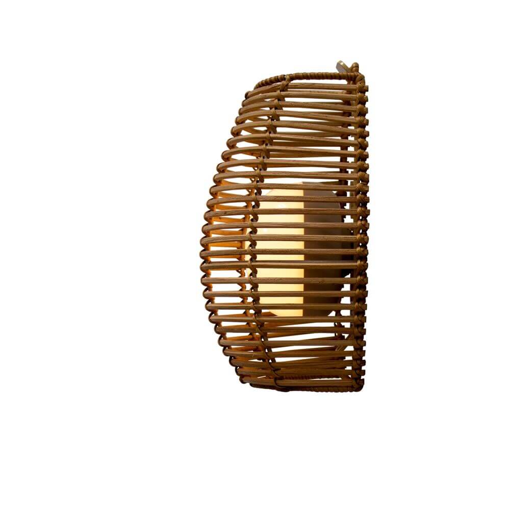 Bossa Boho-Style Akku-Außenwandlampe Rattan IP54 Boho-Style seitliche Ansicht mit tragbarer Cherry-Lampe im Inneren.
