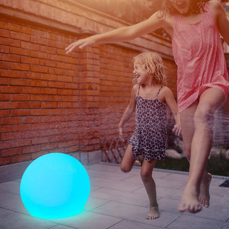 Buly Ø 50 cm LED lámpara esférica con batería y mando a distancia, esfera luminosa en el exterior, niños jugando.