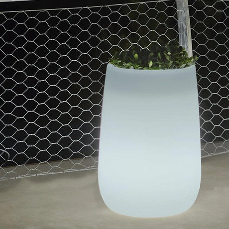 Camelia Høj LED Solcelle dekorativ potte med belysning og fjernbetjening i moderne design med planter.