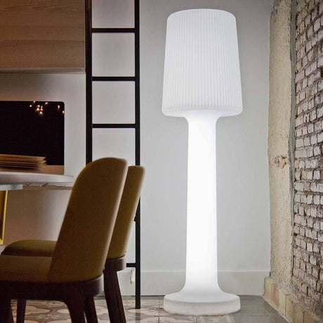 Carmen LED-lampadaire d’extérieur 165 cm avec batterie et télécommande dans un environnement moderne.