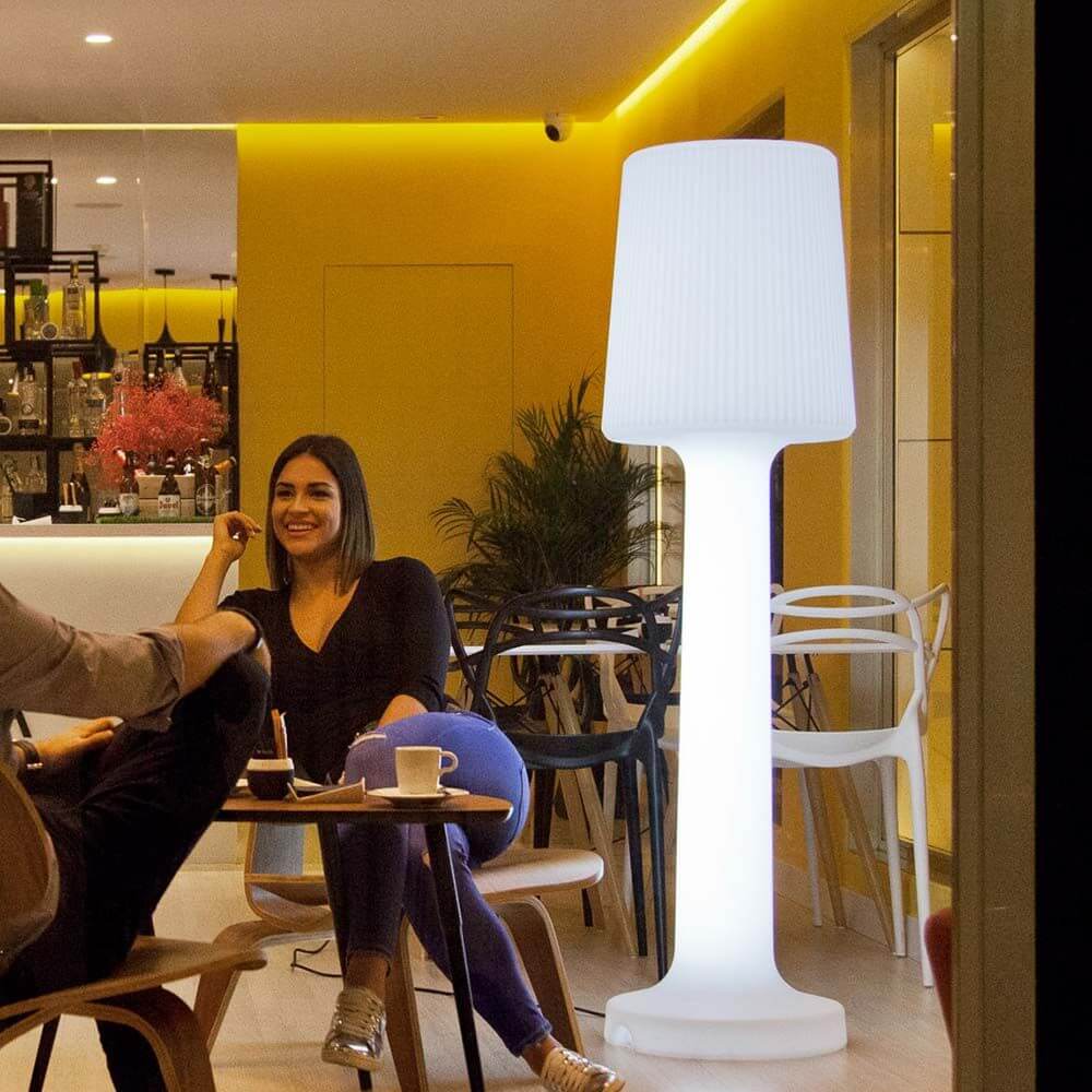 Carmen LED-Außen-Stehleuchte 165cm in moderne Umgebung mit Person, strahlend und elegant.