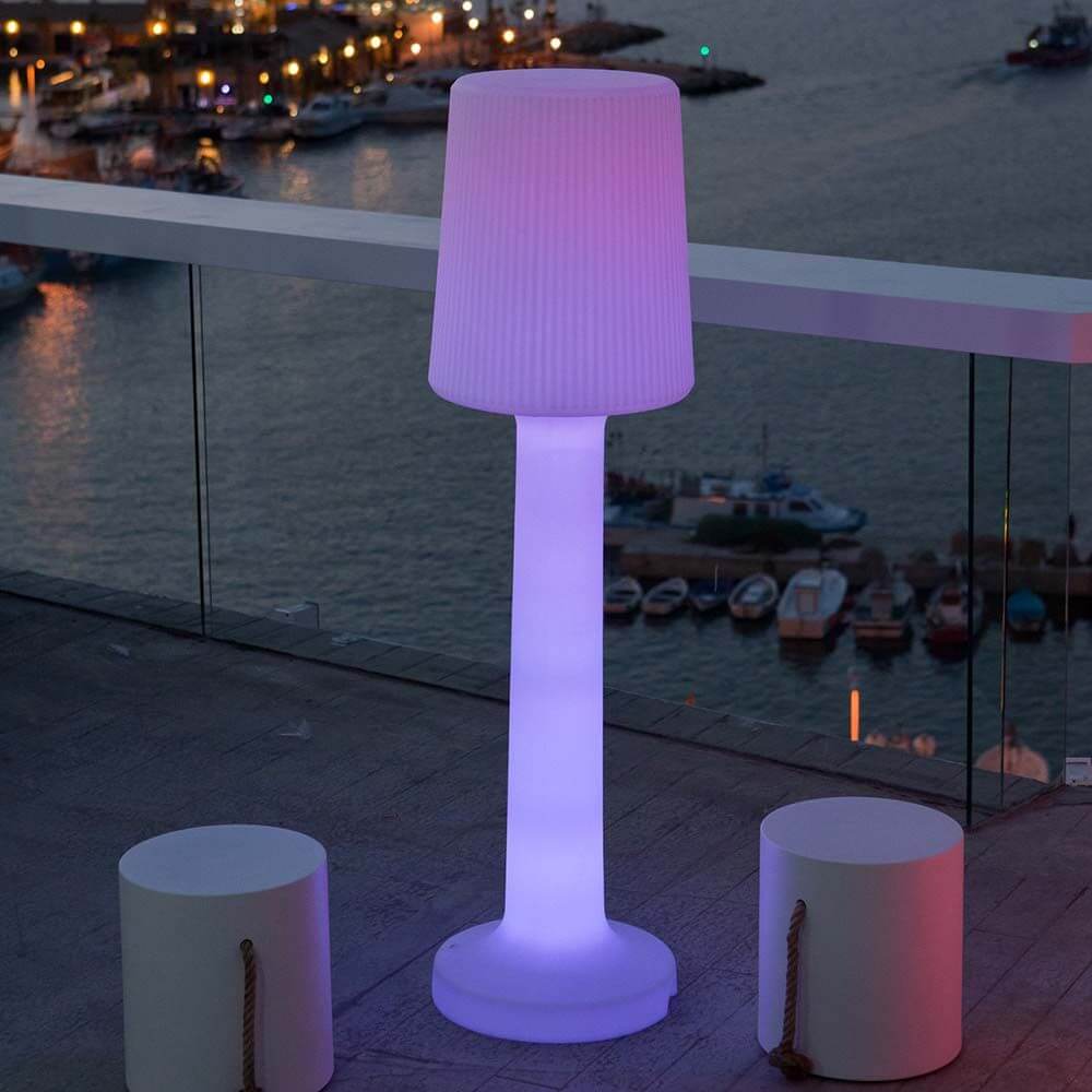 Carmen LED-utendørs gulvlampe med batteri og fjernkontroll, stilig og elegant for innendørs- og utendørsområder.