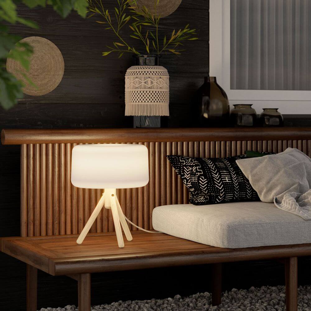 Chloe LED-Tischlampe auf einer Holzbettbank, ideal für Innen- und Außendekoration.