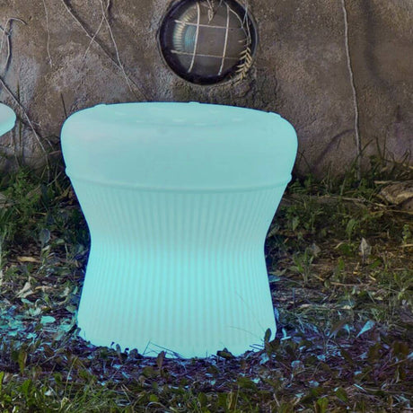 Pufe Corfu luminosa LED com bateria e telecomando no jardim, elegante e robusta.