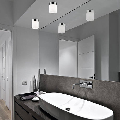 Glas Deckenlampe Cayo Weiß, Chrom über einem modernen Badezimmerwaschtisch.