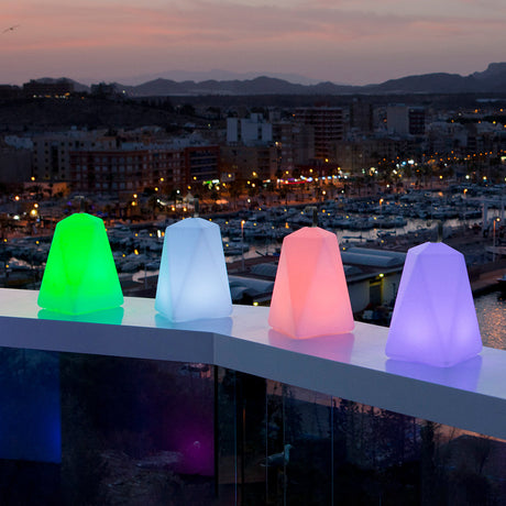 LED-Luminária decorativa Faralay com bateria recarregável e controlo remoto em várias cores ao entardecer sobre o porto.