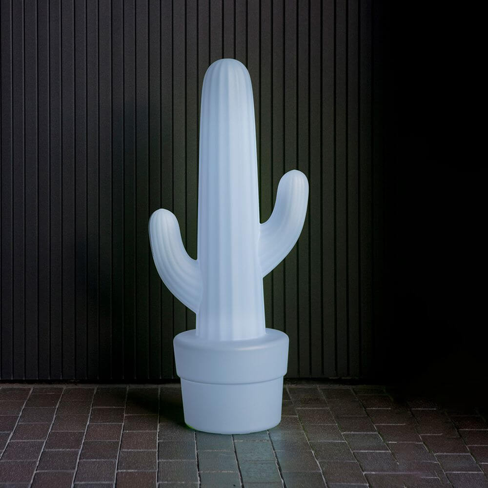 LED-Dekoleuchte Kaktus mit Akku und Fernbedienung in weißer Farbe vor dunklem Hintergrund