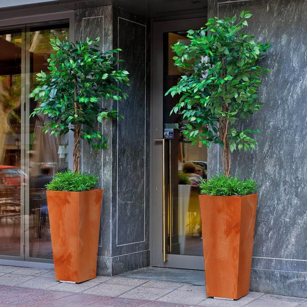 Dekoleuchte Melisa mit trapezförmigem Pflanzer und künstlichen Pflanzen im modernen Ambiente.