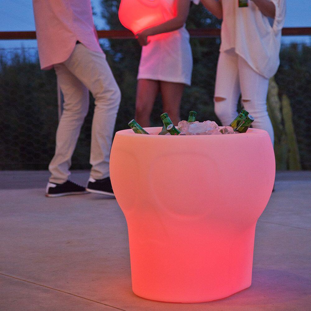 LED-Flaschenkühler Melvin Totenkopf mit Akku bei einer Gartenparty, umgeben von Personen und Getränken.