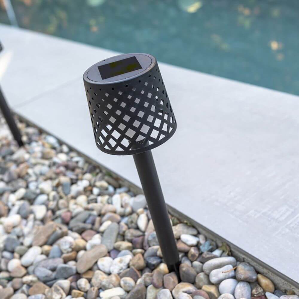 Gretita LED Garten-Solarspieß IP44 auf Kiesfläche, ideal zur Gartenbeleuchtung und Dekoration.