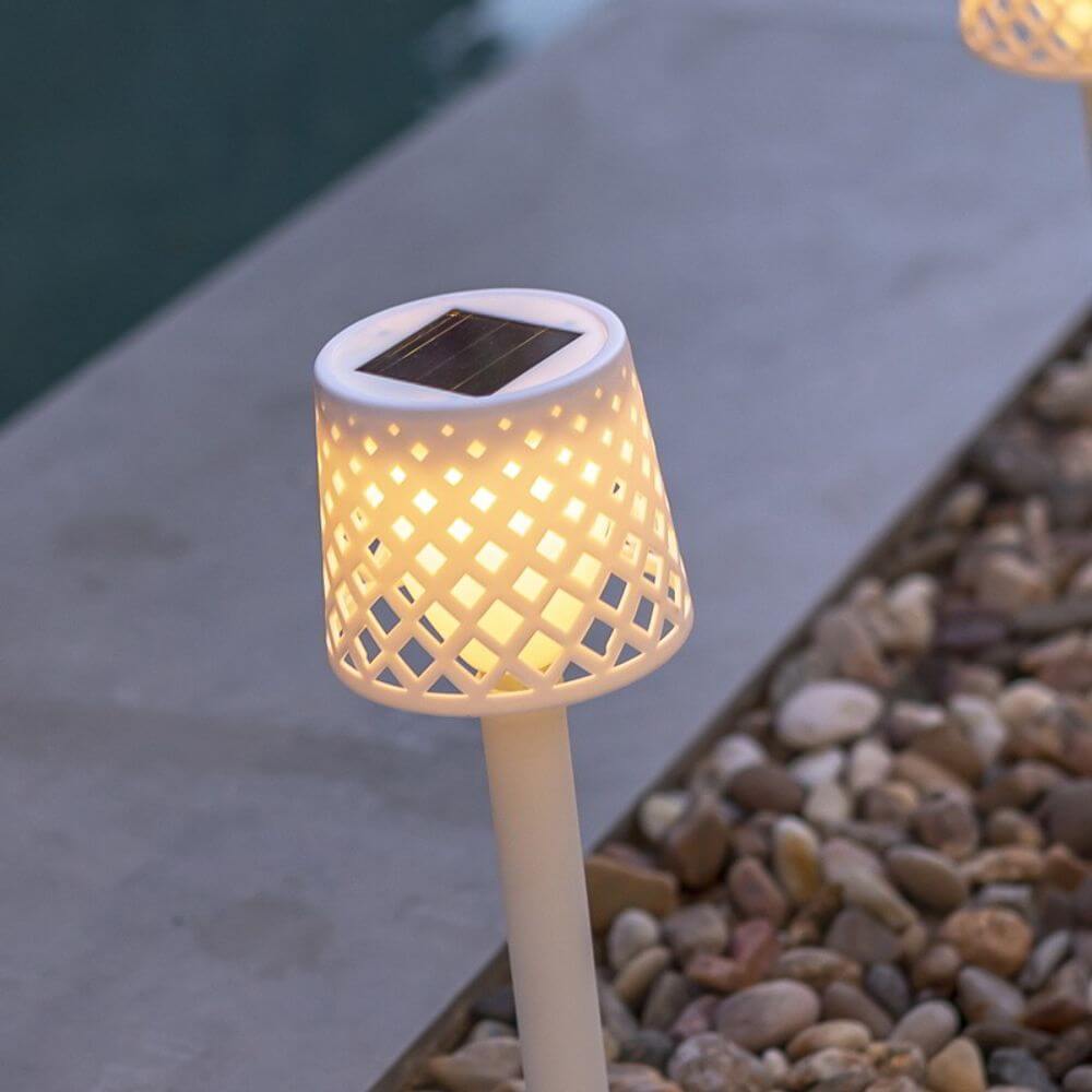 Gretita LED Garten-Solarspieß mit elegantem Design, ideal zur Beleuchtung von Gartenwegen und Beeten.
