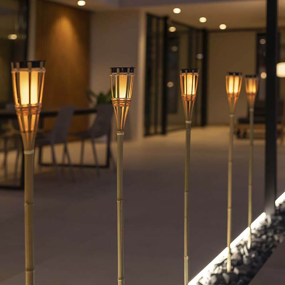 Hiama LED Solar-Erdspieß in Bambus mit Flammen-Effekt, ideal für Gartenbeleuchtung und Pfadmarkierung.