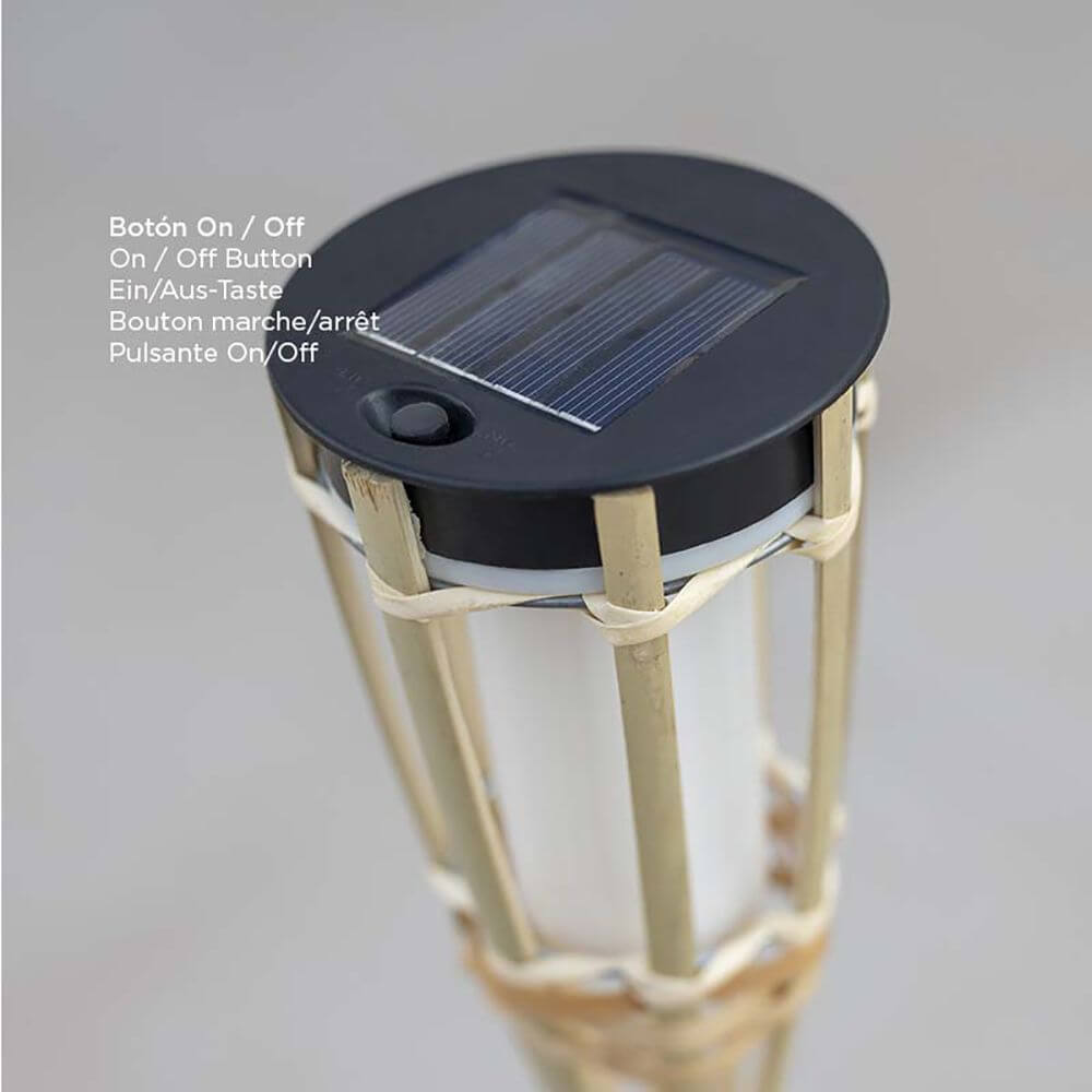Detailansicht des Hiama LED Solar-Erdspießes mit Ein/Aus-Schalter und Solarzelle aus handgefertigtem Bambus.