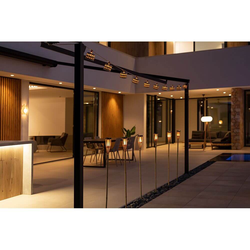 Hiama LED Solar-Erdspieß 120cm mit Flammen-Effekt im modernen Außenbereich bei Nacht.