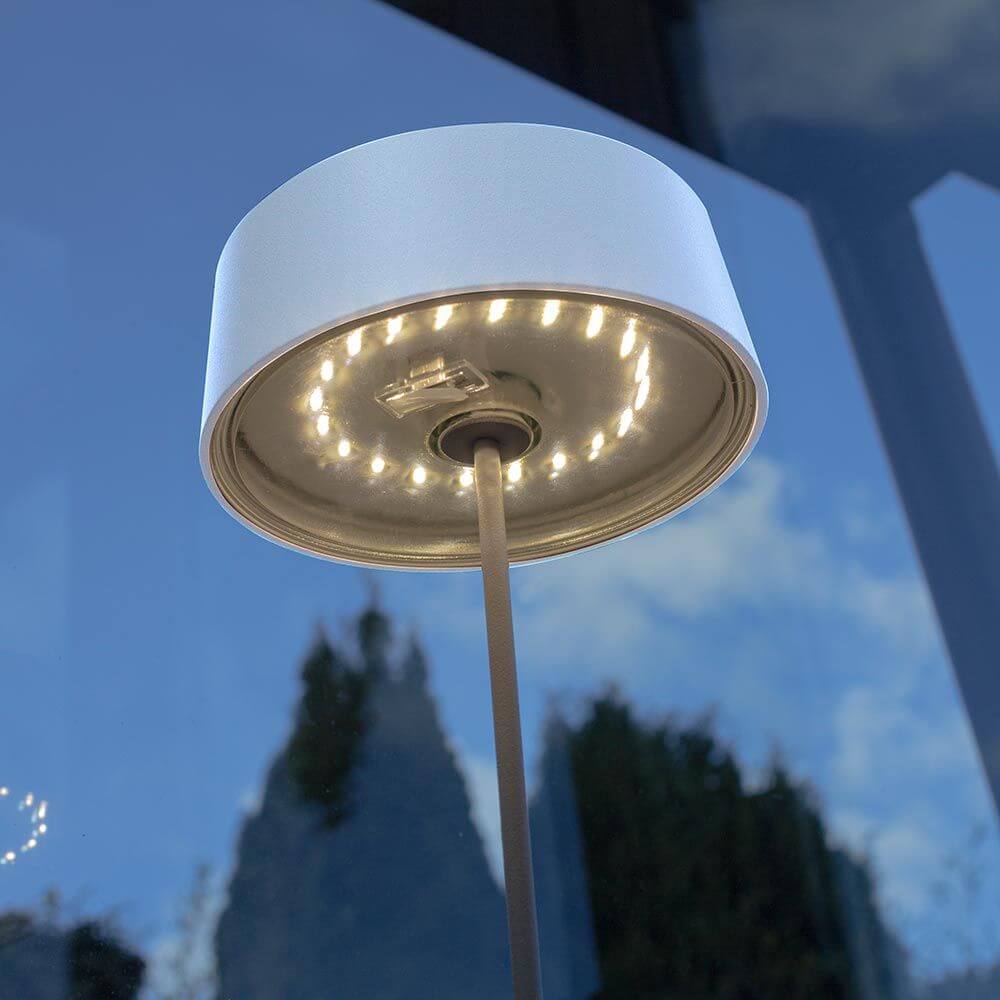 Moderne Lutec LED Akkuleuchte Cocktail in der Außenansicht mit schlankem Design und hochwertiger LED-Beleuchtung.