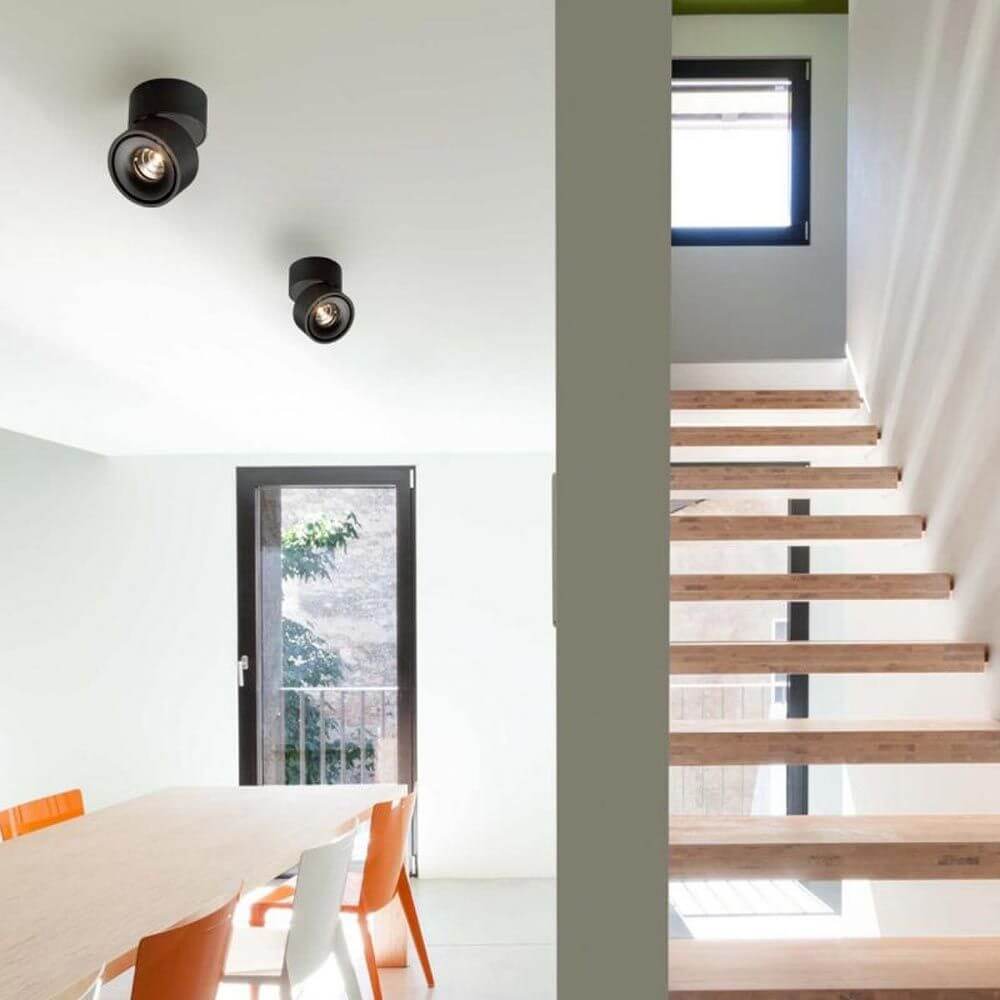 LED Aufbaulampe Simple 1320lm Schwarz über Esstisch und Treppe, modernes Design in Aluminium.
