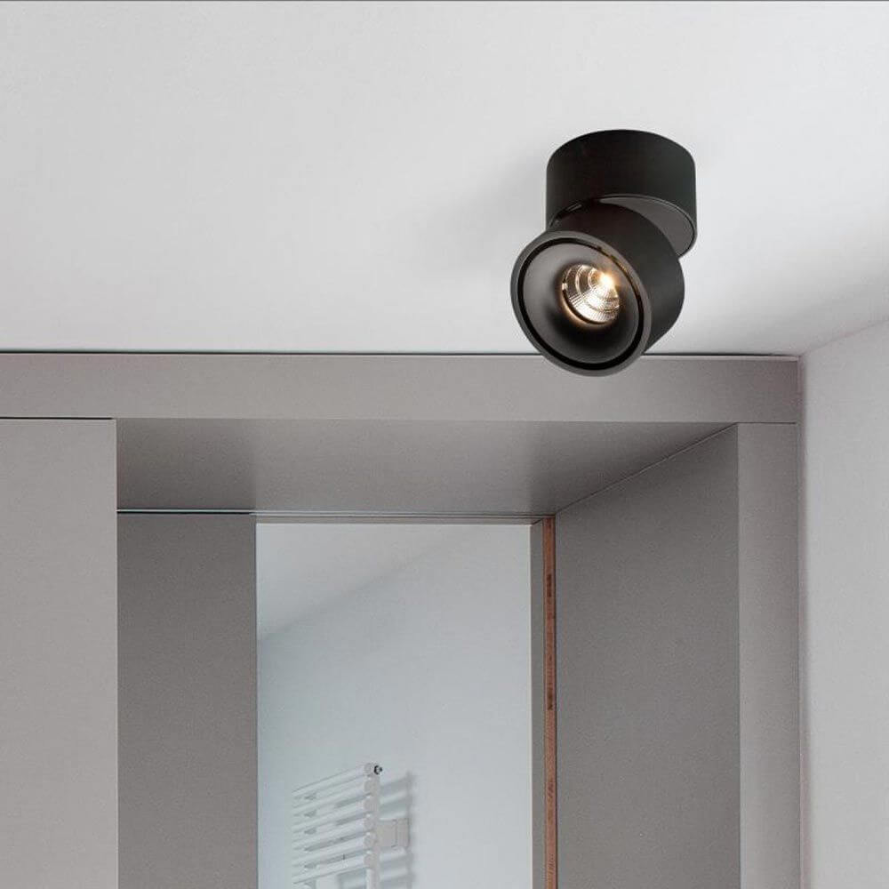 LED Aufbaulampe Simple 680lm Schwarz an Decke montiert, stilvolles Design, drehbar und schwenkbar.