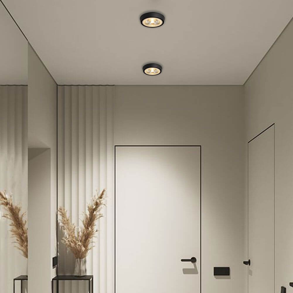 LED Decken Aufbauspot Santa Flat IP65 in modernem Raum mit heller Beleuchtung und stilvollem Design.
