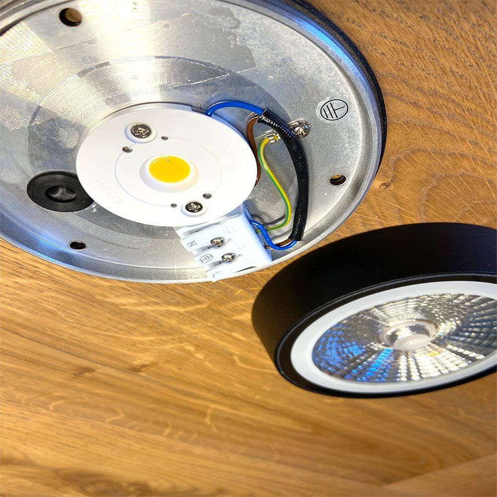 Innenansicht des LED Decken Aufbauspot Santa Flat mit elektrischem Anschluss und LED-Leuchtmittel.
