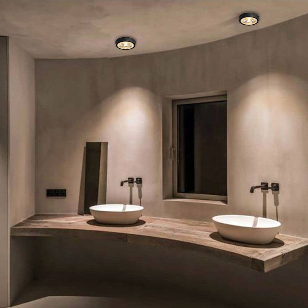 Modernes Badezimmer mit Santa-Flat Deckenaufbauspot und eleganten Waschbecken.
