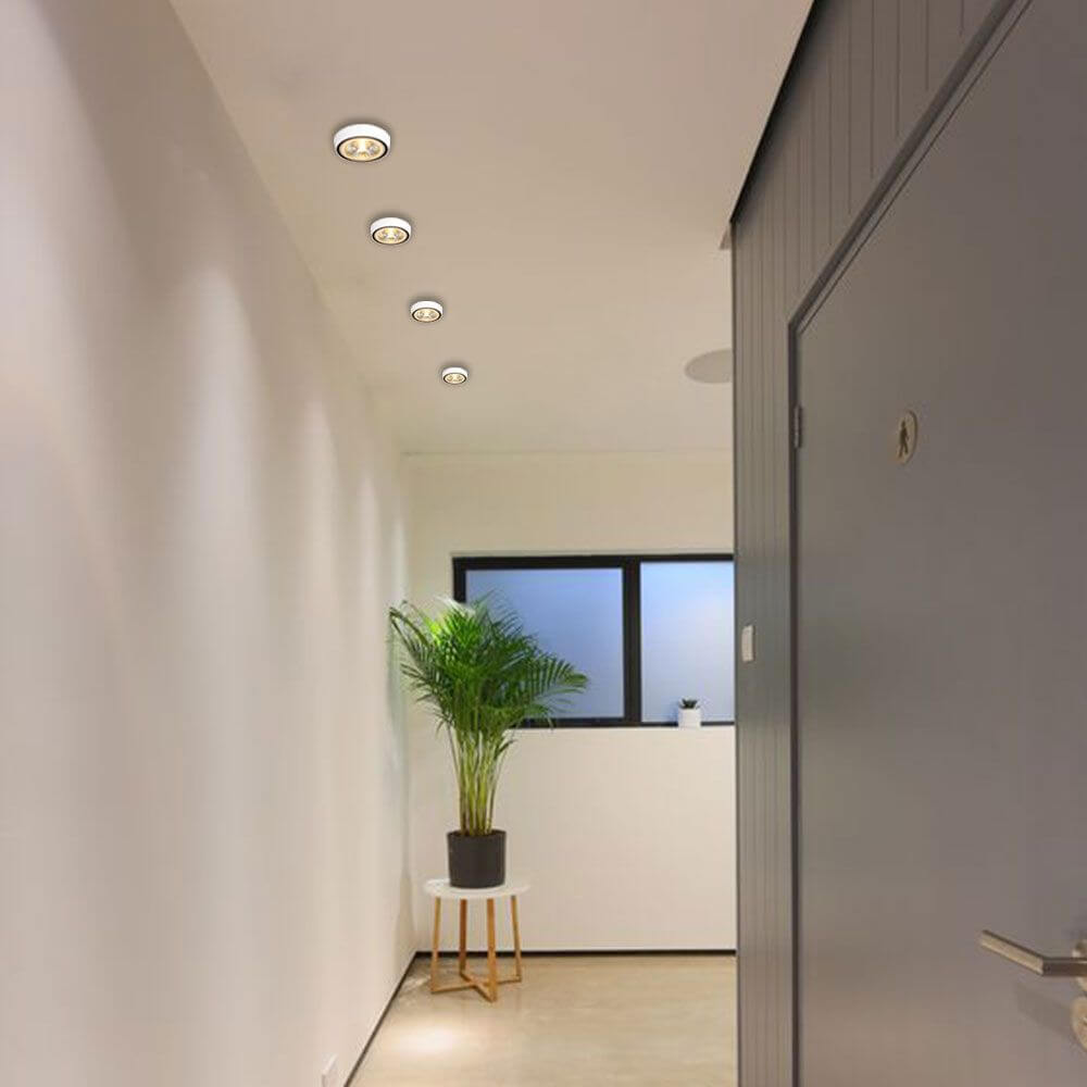 Moderner Flur mit LED Decken Aufbaustrahler Santa Flat und Pflanze in dekorativer Ecke.