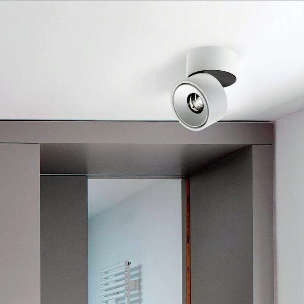 LED Aufbauspot Simple 890lm Weiß an der Decke montiert, elegante und moderne Lichtquelle.