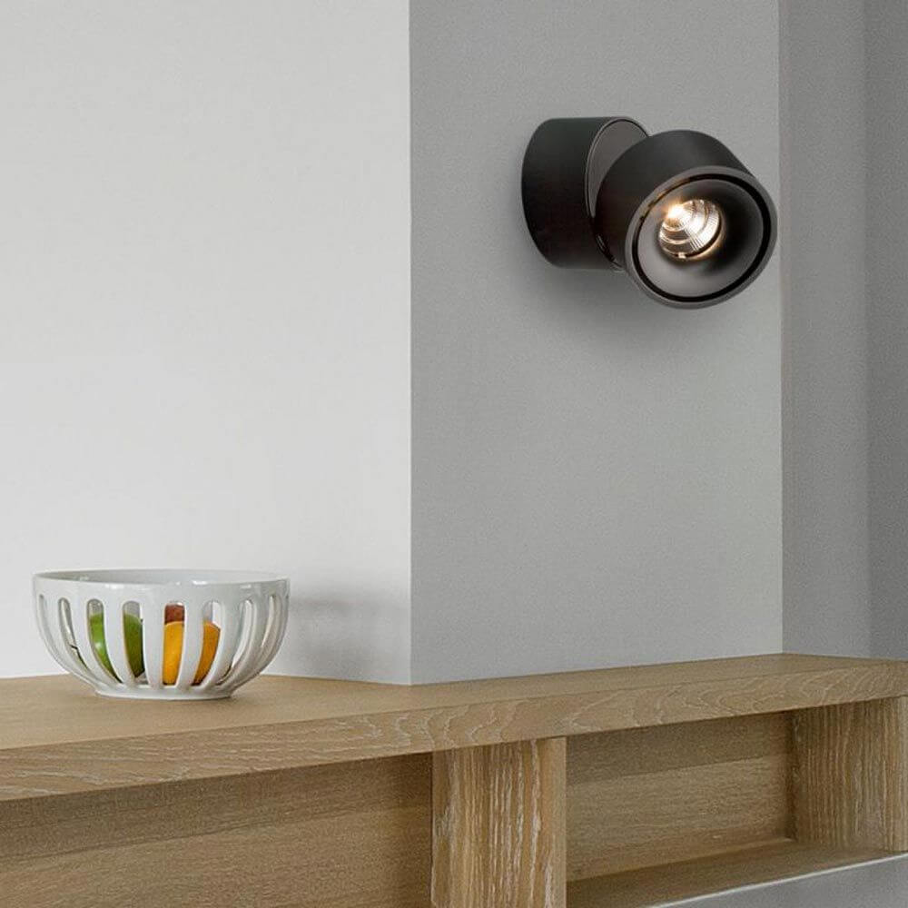 LED Decken-Aufbauspot Simple Mini 550lm Schwarz an Wänden montiert, modernes Design mit drehbarem Spot.