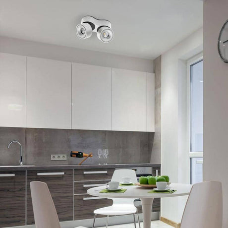 LED Deckenstrahler Simple 2x680lm Weiß, Schwarz in moderner Küche mit Tisch und Stühlen.