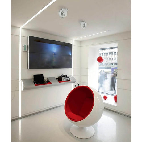 Moderne LED Einbaulampe 680lm Simple Weiß in stilvollem Raum mit rotem Sessel und Technik. Ideal für kreative Arbeitsumgebungen.