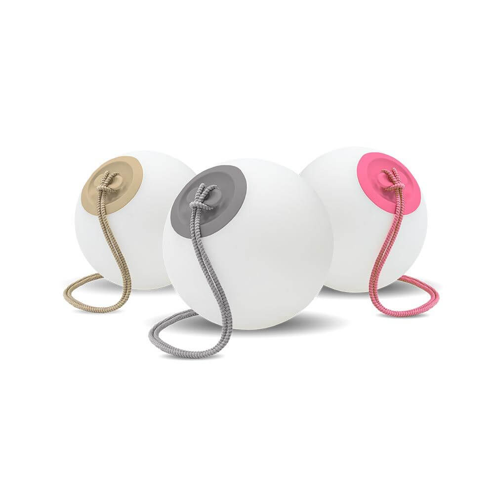 Akku LED-Hängeleuchte Norai in Kugelform, kabellos, perfekte Außenbeleuchtung für Strand und Veranda, in drei Farben.