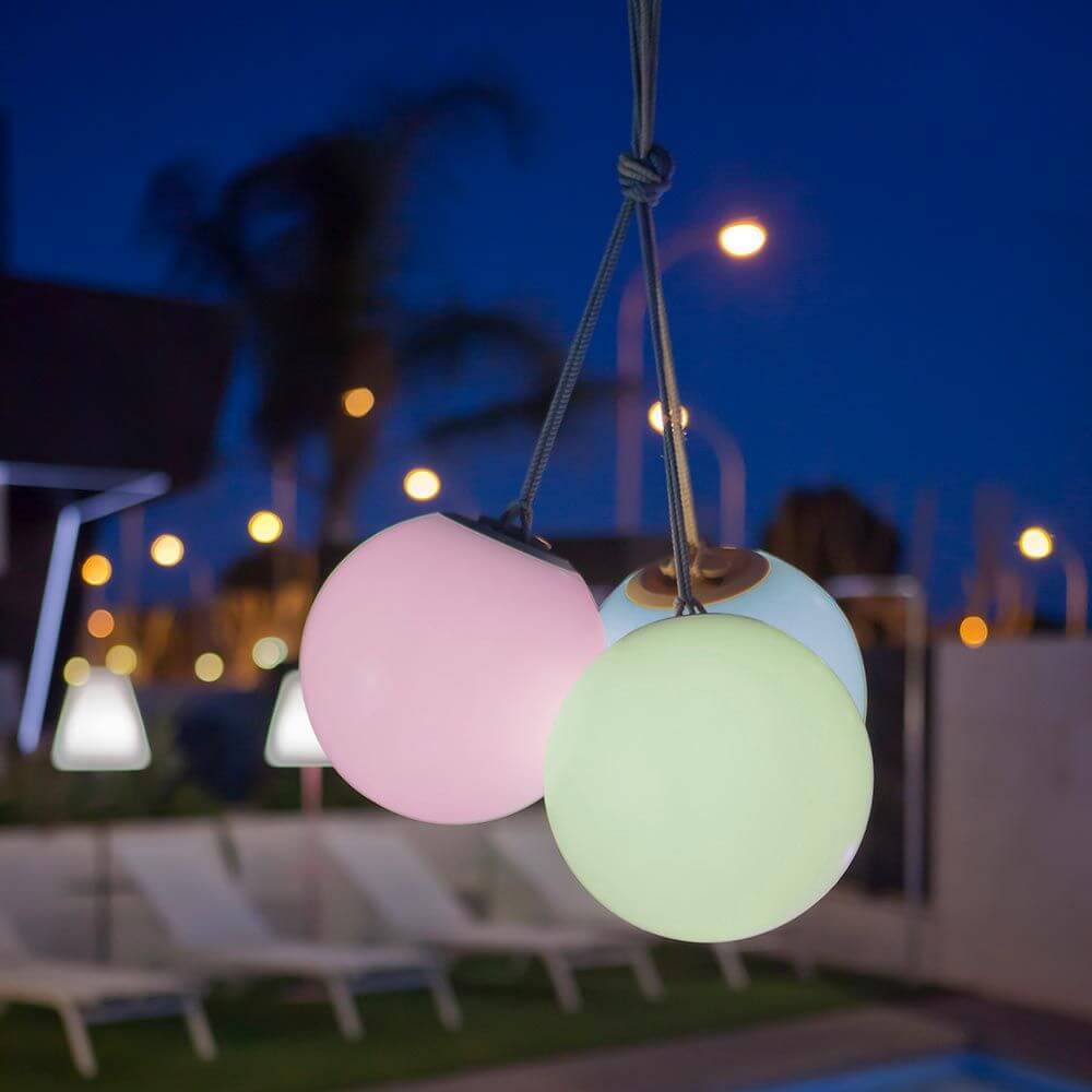 Akku LED-Hängeleuchte Norai in Kugelform mit Fernbedienung, ideal für Outdoor-Bereich und Veranda.