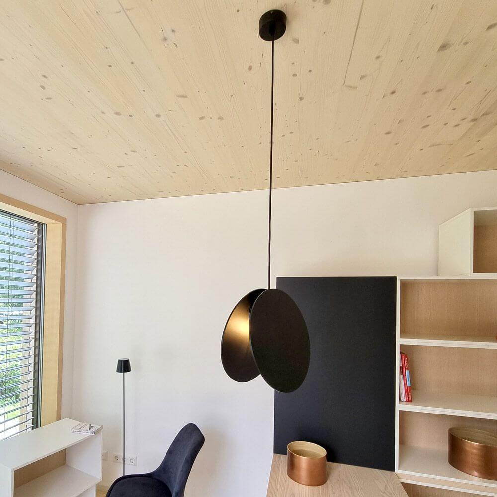 LED Hängeleuchte Wheel Schwarz im modernen Innenraum mit stylishen Akzenten.