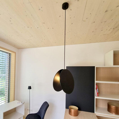 LED Hängeleuchte Wheel Schwarz im modernen Innenraum mit stylishen Akzenten.