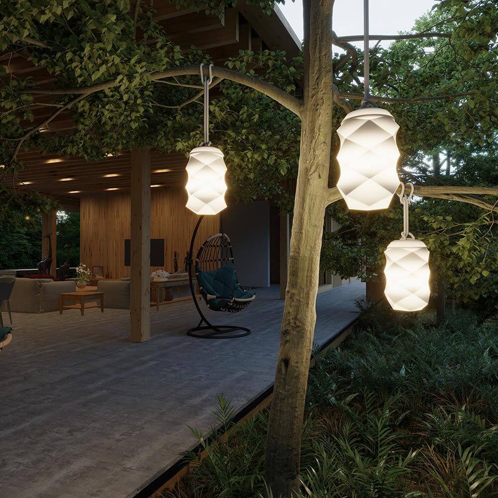 LED-Pendelleuchte Bita im Außenbereich, aufgehängt an einem Baum, ideal für Gartenpartys und stimmungsvolle Beleuchtung.