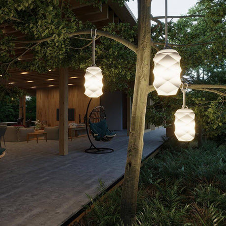 LED-Lámpara colgante Bita con batería y mando a distancia colgada en el exterior de un árbol, ideal para aplicaciones de jardín.