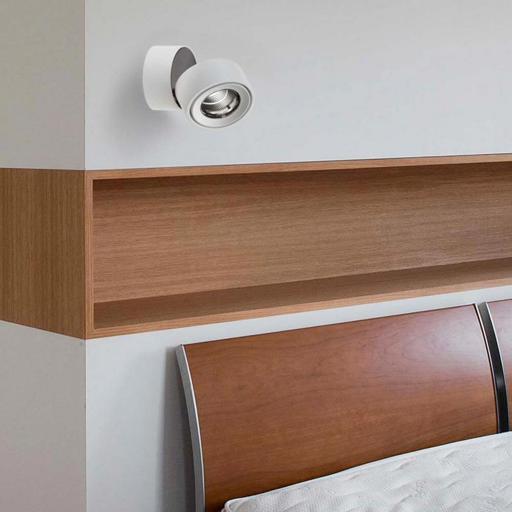 LED-Strahler Simple Mini Weiß, Schwarz + weiße Abdeckung an einer Wand über einem Holzmöbel.