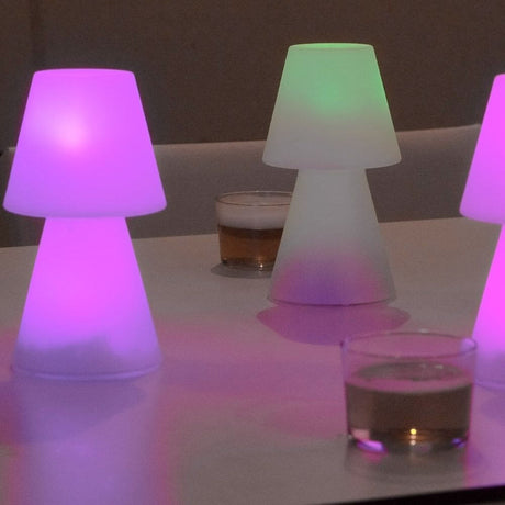 Lola LED-ulkopöytävalaisin Small monivärisenä pöydällä juomien kanssa.