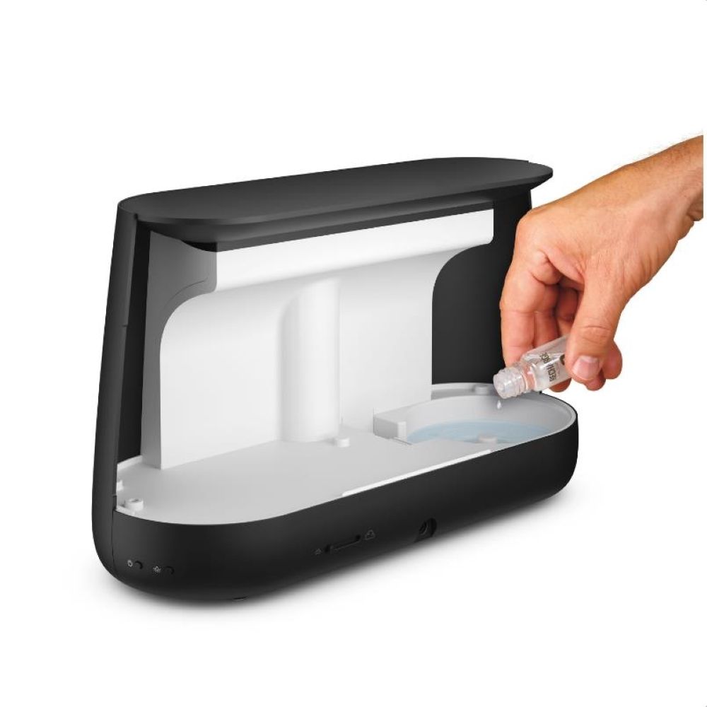 Humidificateur d'air LED & diffuseur d'arômes Ben avec effet lumière de cheminée, utilisateur remplissant de l'huile essentielle.