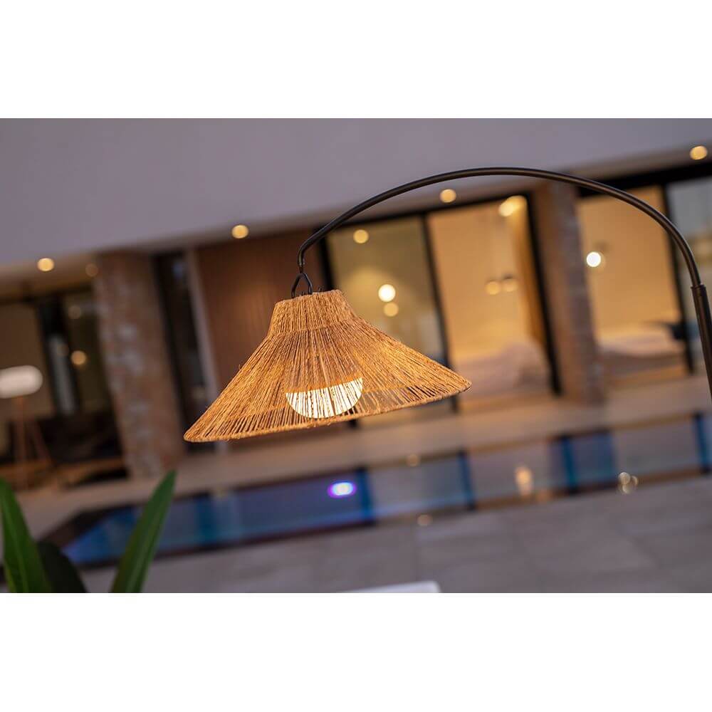 Niza LED lampada da terra a batteria per esterni IP54 in un moderno interno con paralume intrecciato a mano.