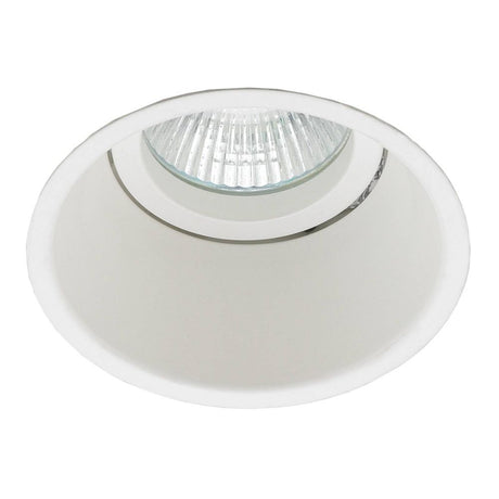 Seulement un spot encastré en blanc, en retrait, dans un boîtier discret en aluminium avec douille GU10.